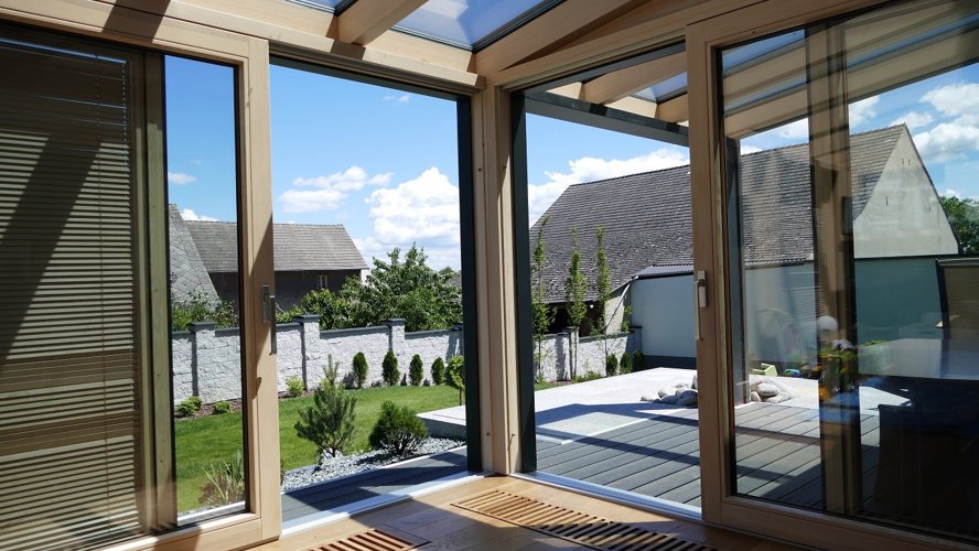 Ciepłe ogrody zimowe w systemie drewno-aluminium