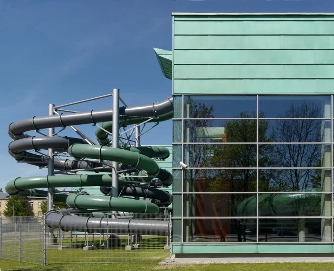 Szklana architektura basenów i parków wodnych