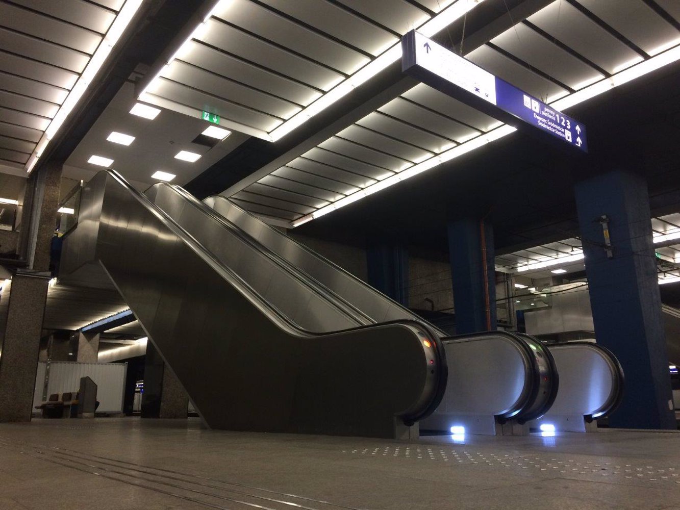 Nowe schody ruchome Schindler na Dworcu Centralnym już wożą pasażerów