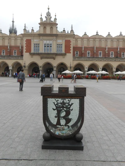 Skarbonka z antywłamaniowym szkłem marki Pilkington ponownie na Rynku w Krakowie