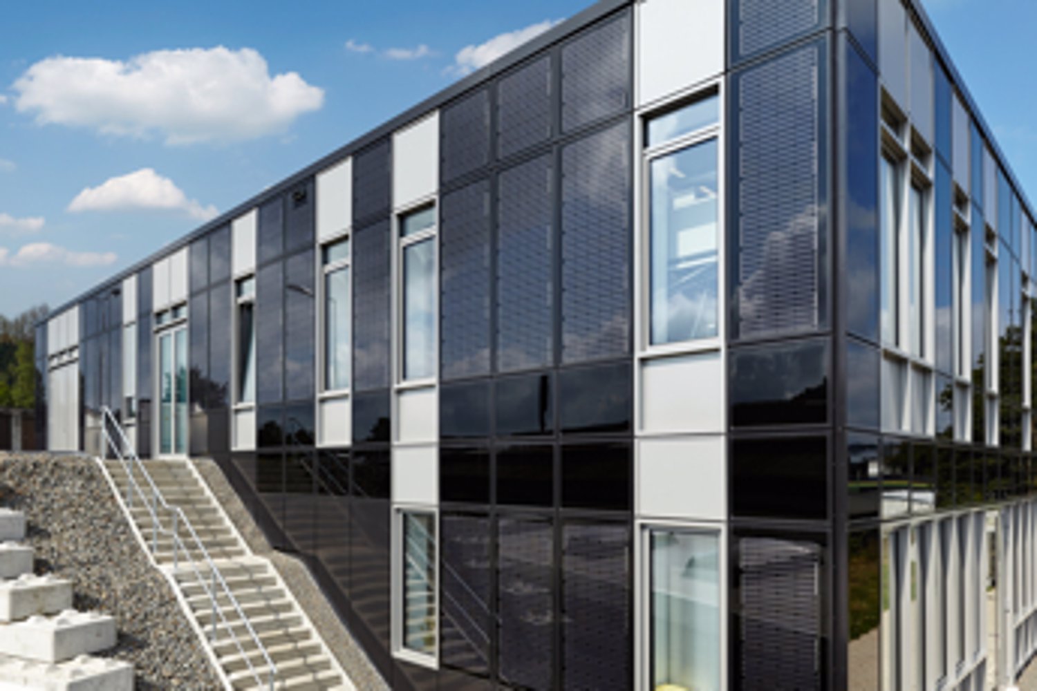 Fasada w stylu high-tech – laboratorium Grupy Otto Fuchs