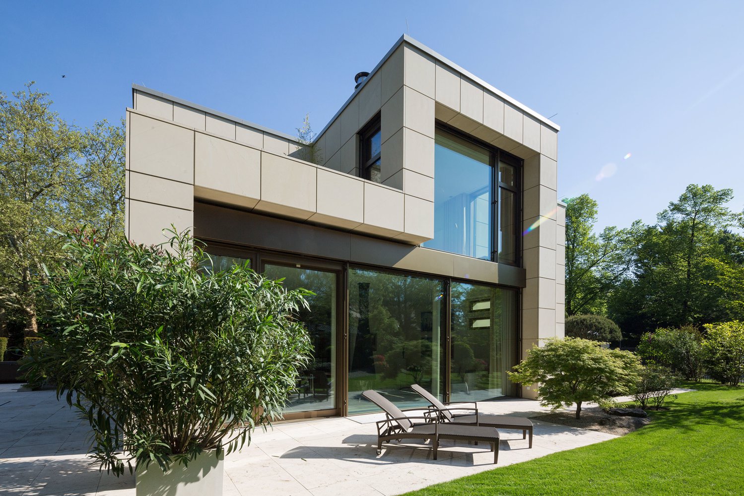Indywidualne projekty wyglądu, faktury i naturalnego charakteru okien drewniano-aluminiowych z lakierem bezbarwnym Zowo-tec® 430 do drewna i aluminium