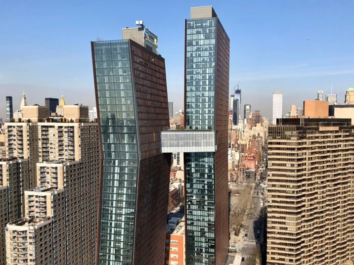 Nierozłączki z Manhattanu
Szklany most łączy American Copper Buildings
