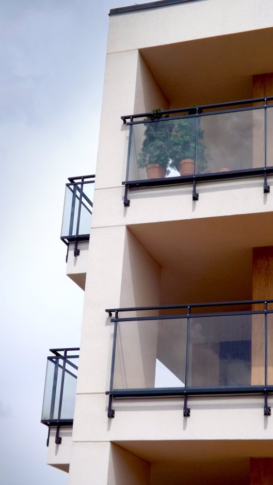 Które przepisy dotyczą balustrad szklanych i czy muszą one posiadać DWU