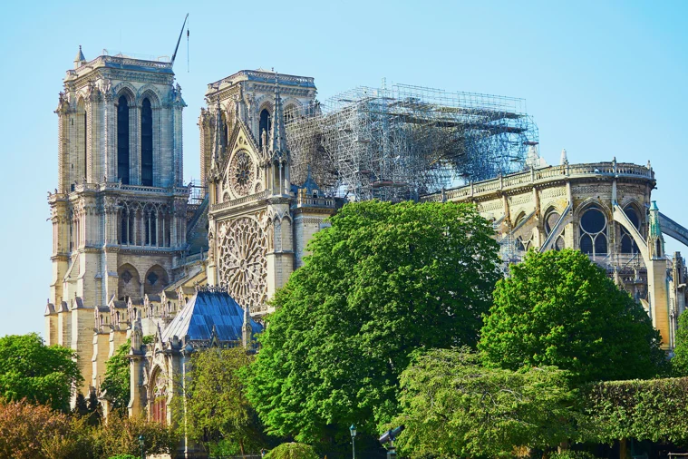 Klaus Fischer przekaże zamocowania na odbudowę Notre Dame 