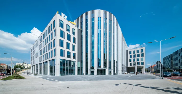 Szkło SunGuard SN 70/35 HT na fasadach wrocławskich budynków Sagittarius Business House oraz West Link