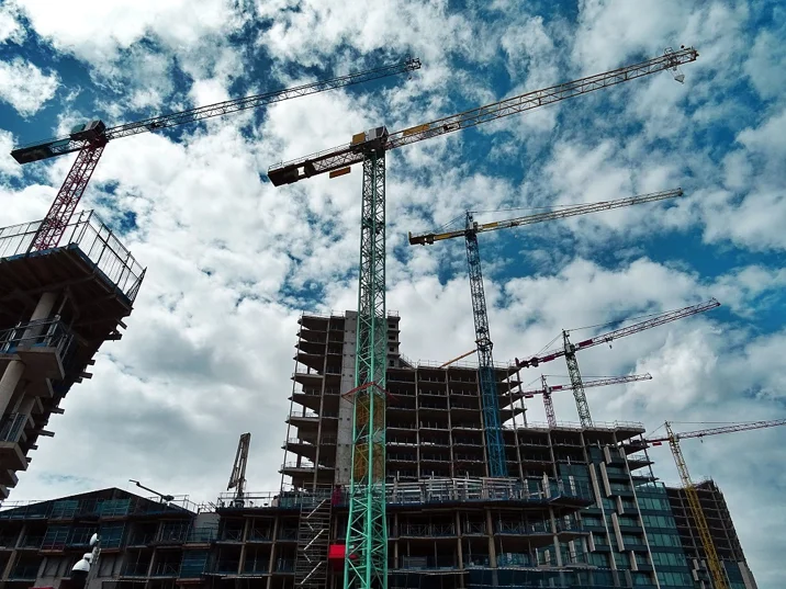Podsumowanie branży budowlanej 2021. Polacy coraz częściej szukają nieruchomości pod inwestycje poza Warszawą