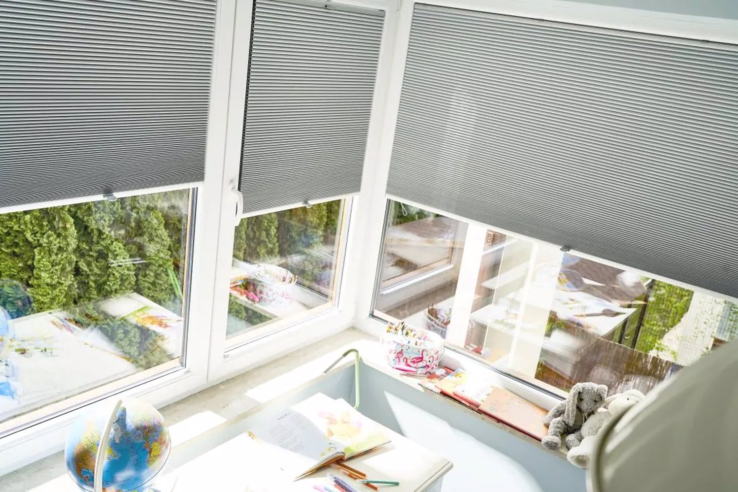 Duża rodzina i jej potrzeby – do aranżacji okien wykorzystaj rolety plisowane