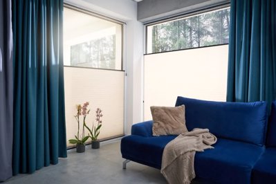 Dwukierunkowe osłony okienne – postaw na plisy i zarządzaj ilością światła