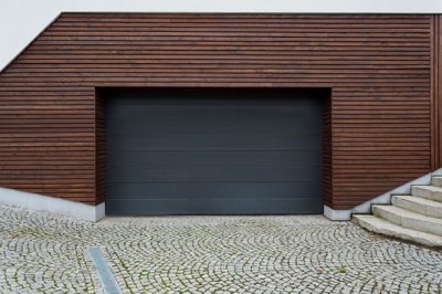 Brama garażowa uchylna czy segmentowa