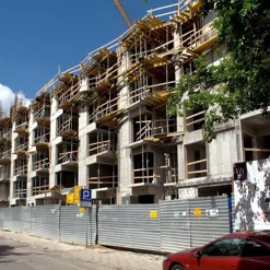 techniczna-precyzja-montazu-stolarki-w-apartamentowcu-na-ulicy-wenecjanskiej-w-poznaniu