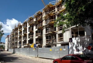 Techniczna precyzja montażu stolarki w apartamentowcu na ulicy Wenecjańskiej w Poznaniu