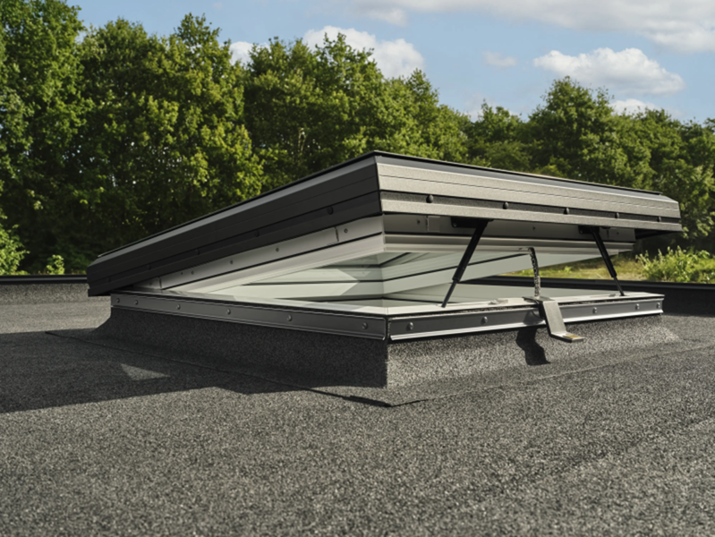 Firma VELUX wprowadza nowe okno do dachów płaskich 
