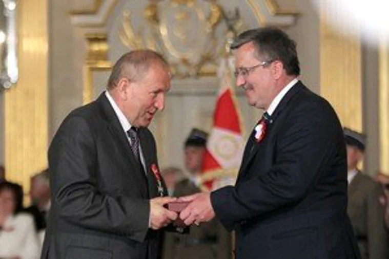 Prezes Zarządu FAKRO Ryszard Florek został uhonorowany przez Prezydenta RP
Krzyżem Oficerskim Orderu Odrodzenia Polski